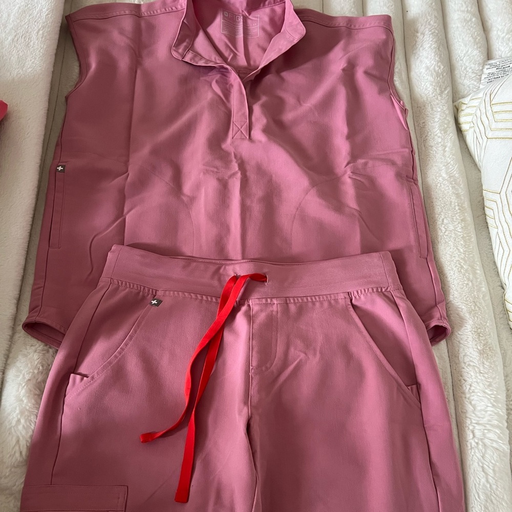 Chalk pink Figs scrub set